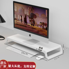 コンピュータのディスプレイはテーブルのスタンドのノートパソコンを持ち上げて高くします。