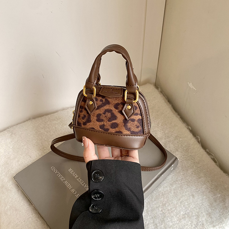 Mochila de moda de leopardo para niñas, mini bolso de concha portátil para bebés, 2025 nuevo bolso de comercio exterior para niños
