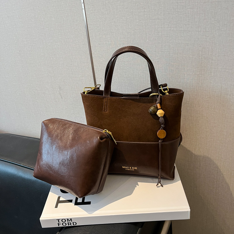 Bolsa de color retro de estilo extranjero para mujeres otoño y invierno 2025, nuevo tipo de bolso de hombro de viaje, bolso de cubo de mano de alta calidad