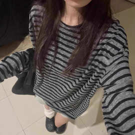 跨境松弛感慵懒风黑灰条纹长袖t恤女早秋季2024宽松上衣代发爆款