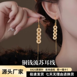 耳钉;耳环;耳夹