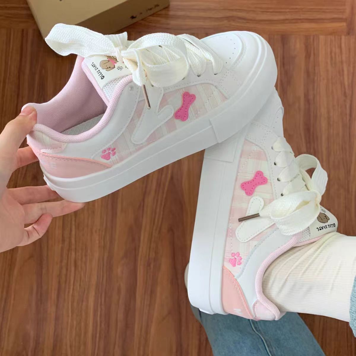 Arco de nicho coreano lindo zapatos blancos para mujeres 2025 primavera y otoño nuevo estilo de moda pareja zapatos de pan deportivo