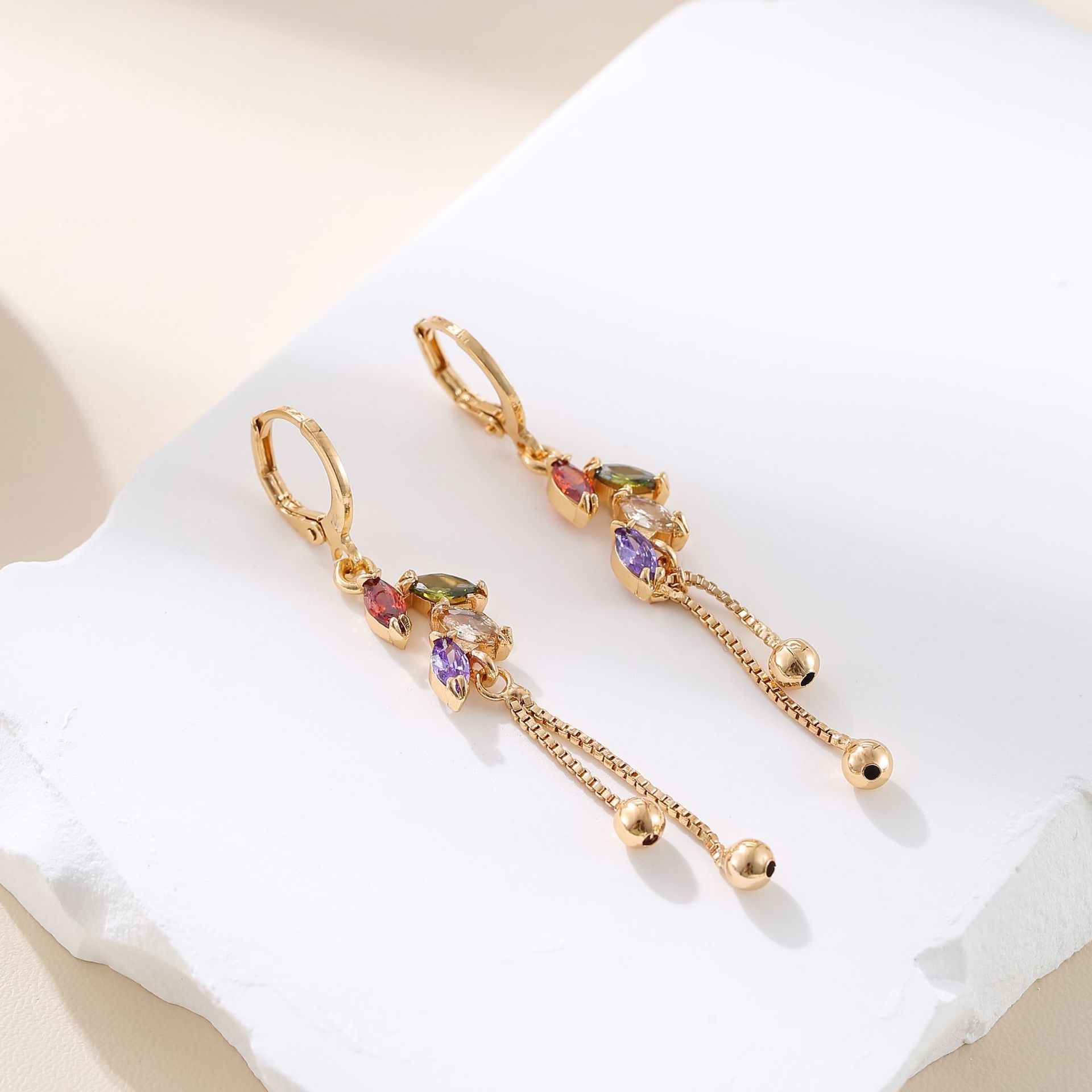 Amazon transfronteriza nueva moda exquisita con diamantes de zircón flores y hojas de aretes de bordilla diseño único