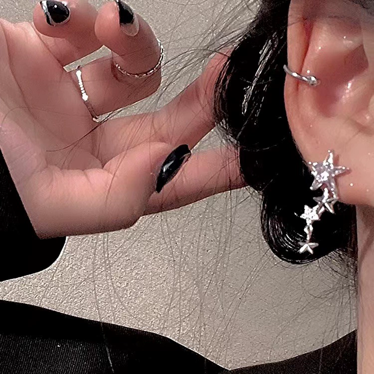 Изящные серьги, подвеска малого дизайна, стиль высшего качества, стиль лёгкой роскоши, тренд сезона, коллекция 2023, городской стиль