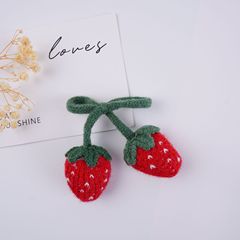 手作りの毛糸の小さいさくらんぼのブローチの胸の花は日本の小さい清新なセーターのマフラーの帽子を飾って小さい花を飾ります。