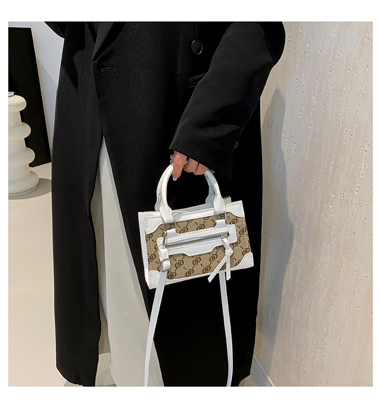 This stylish single-shoulder handbag, with a simple and casual texture, is a new Korean style crossbody small square bag for women in the autumn of 2024 undefined