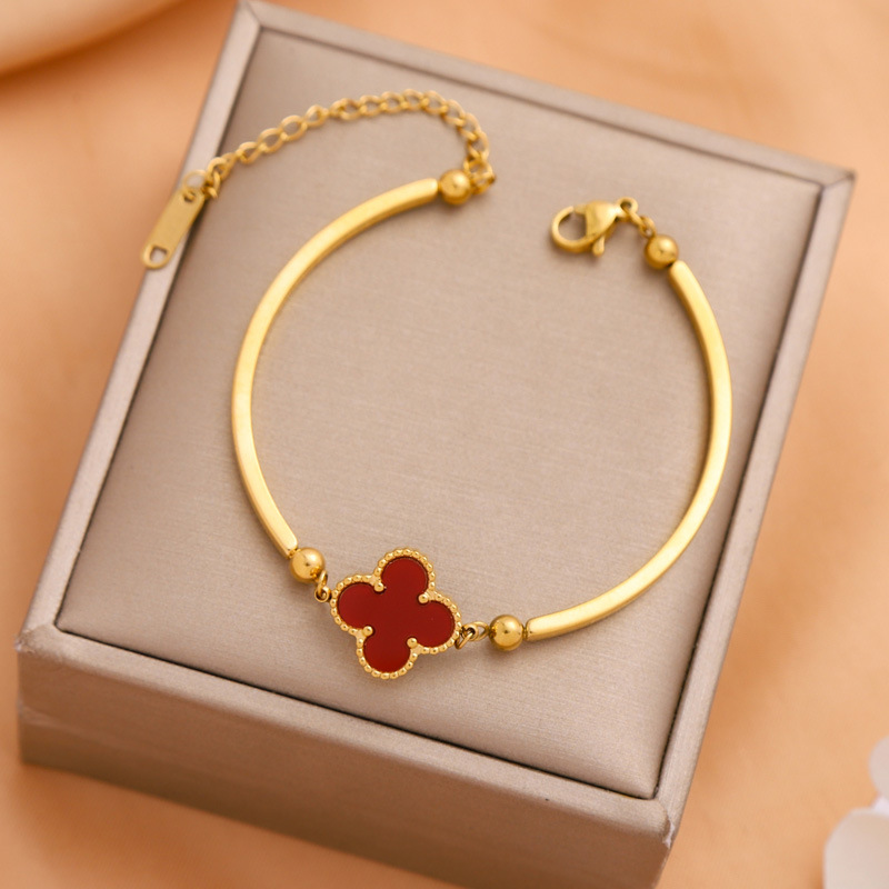 Venta caliente transfronteriza Trébol de cuatro hojas de la suerte, diseño simple y moderno, galvanoplastia al vacío de sentido avanzado, pulsera femenina de acero de titanio que no se desvanece