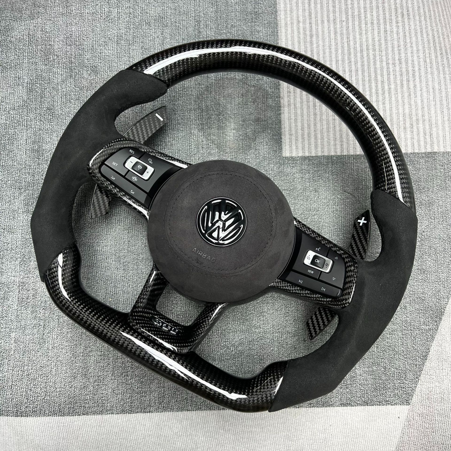 Factory customized carbon fiber steering wheel processing is suitable for Volkswagen Magotan/Sapat/Tuyue/Weilan/Polo