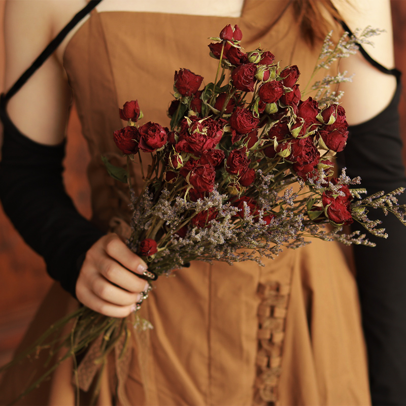 스칼렛 버블 + 연인을 위한 무료 잔디 장미 50개 이상