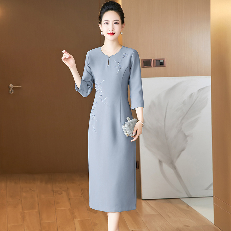 Autumn fashion simple mother's dress for middle-aged and elderly women to attend banquets, high-end elegant style evening dress Autumn fashion simple mother's dress for middle-aged and elderly women to attend banquets, high-end elegant style evening dress