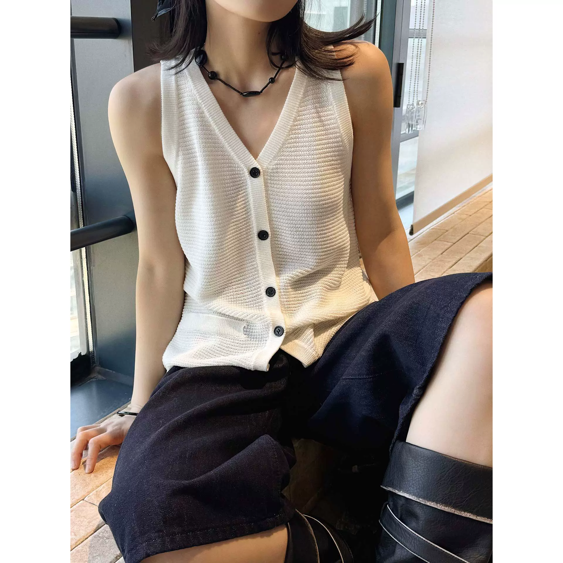 卢浮夏季新款韩系慵懒风V领针织单排扣背心两侧系带设计上衣女