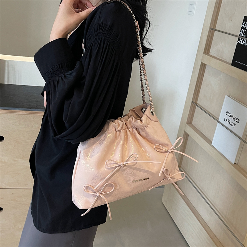 Bolsa de arco de moda explosiva para mujeres 2024 verano nuevo simple versátil bolso de brazo bolso de tendencia de viaje