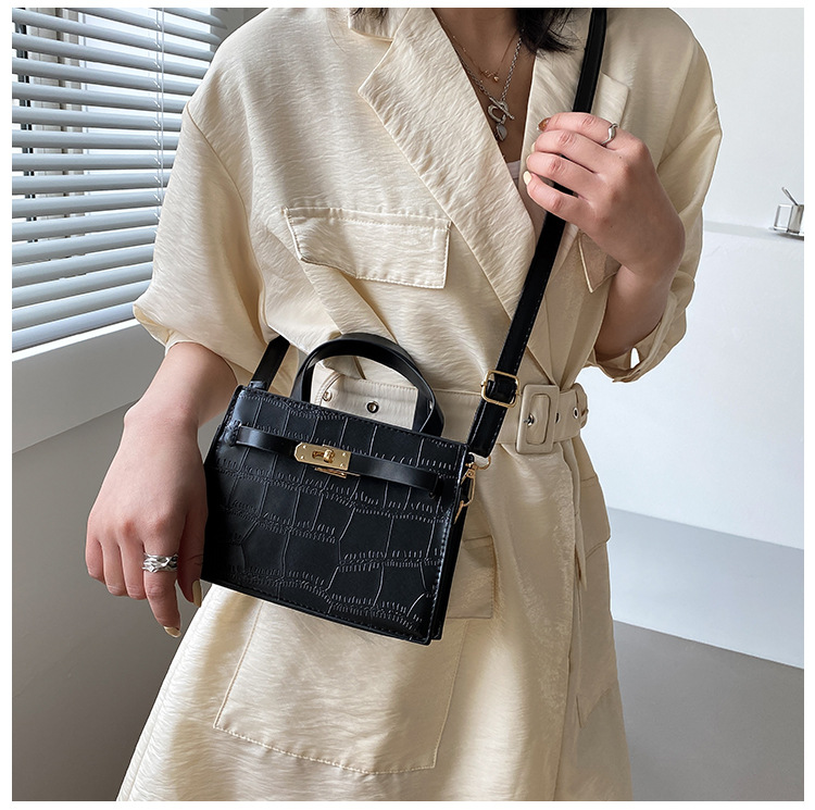 Fashion Shoulder Messenger Portable Bag display picture 18