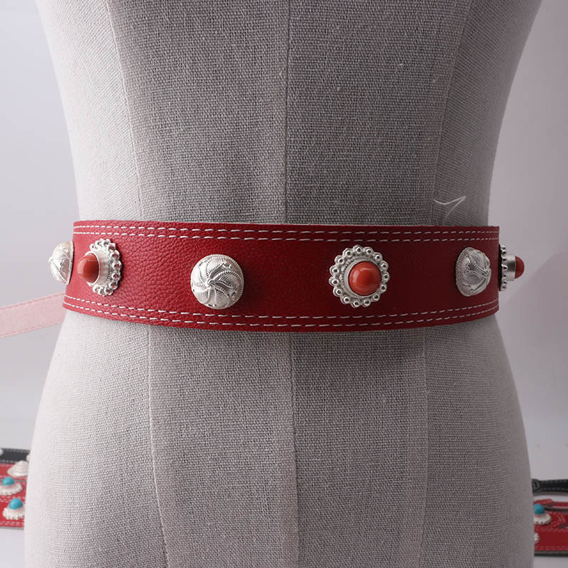 A Tibetan-style imitation silver alloy robe worn by a young girl, featuring ethnic minority accessories and a decorative belt.