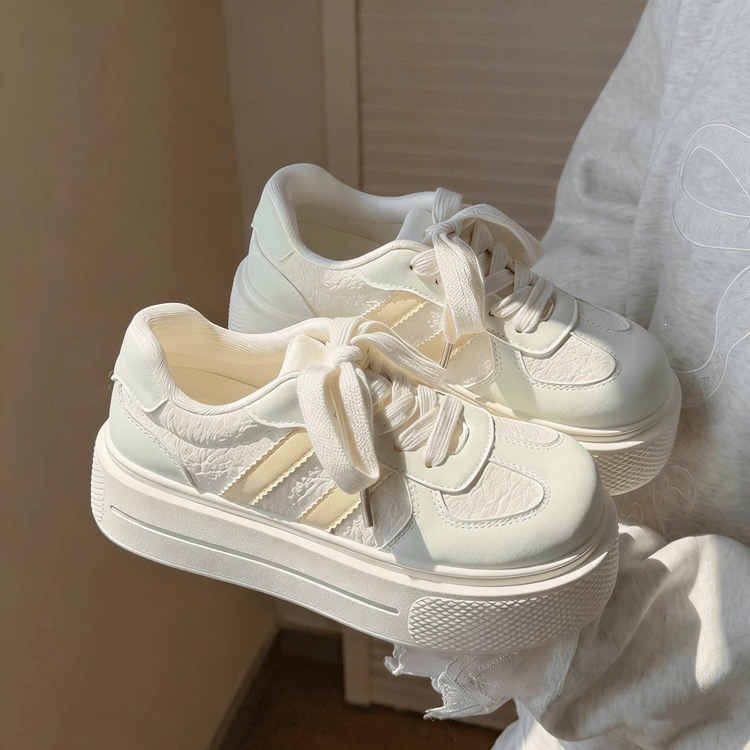 Zapatos blancos pequeños aumentan la altura de los zapatos de skate casuales de la mujer 2026 primavera y verano nuevos zapatos de skate de estudiantes pequeños