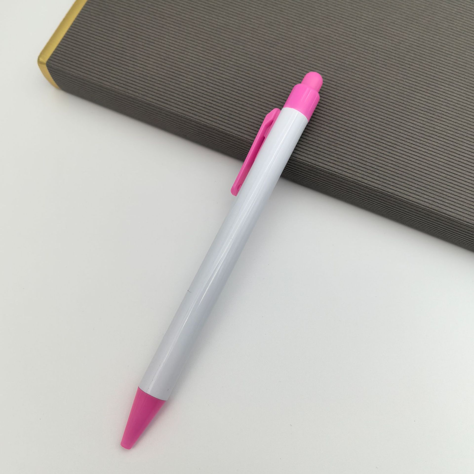 La parte superior de la bolígrafo de muñeca se puede instalar en la película de muñeca tridimensional de la bolígrafo publicitario DIY personalizado