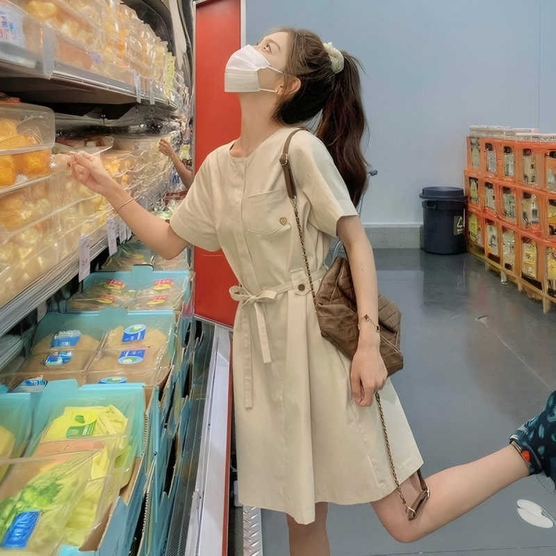 夏の女性用オフホワイトカジュアルワークウェアドレス、小柄な人向け、軽い高級感、ウエストを細くし、肉感をカバーし、スリムに見せるスカート|undefined