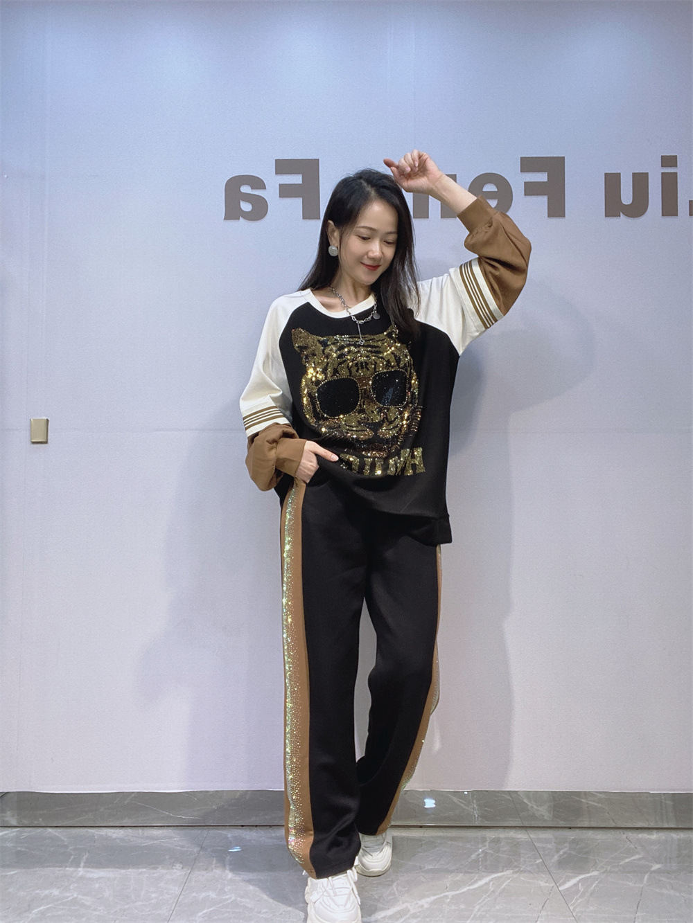 Trajes europeos de mujer de hombro de cuello redondo chaqueta de manga larga pantalones largos de tamaño grande conjunto de ropa deportiva de color diamante de empalme de dos piezas
