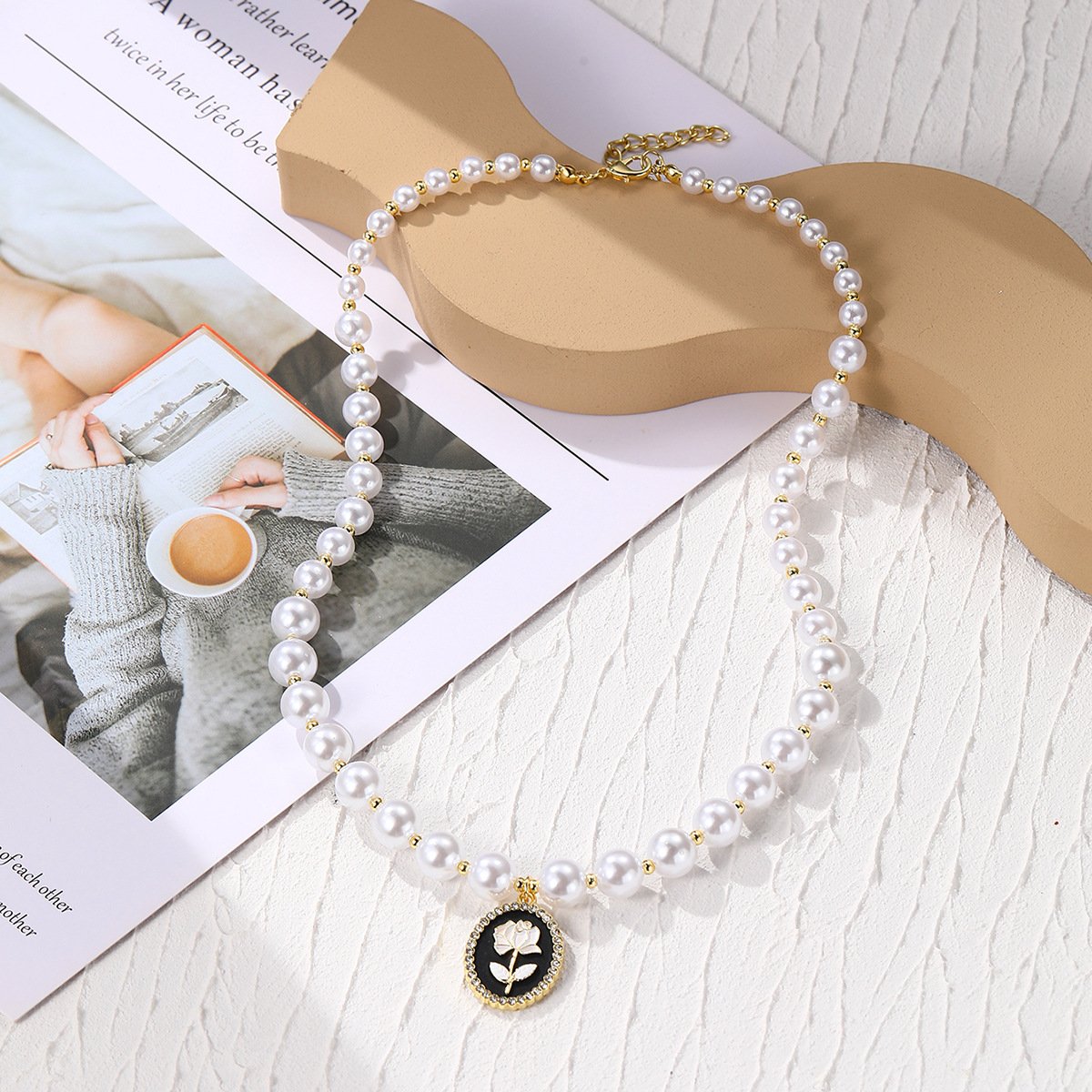 1 Piece Retro Square Heart Shape Bow Knot Imitation Pearl Alloy Rhinestone Women's Necklace display picture 2