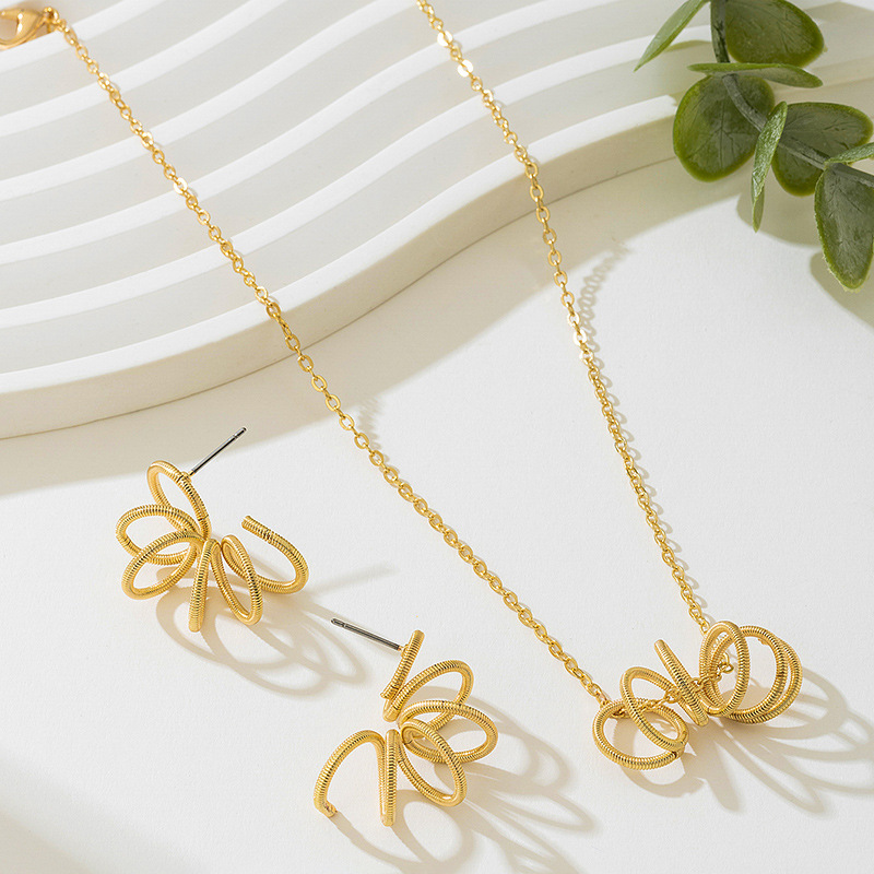Minimalist and Cool Wave-Shaped Earrings and Necklace Set with Unique Design, Gold Curved Strips, Trendy and Eccentric Decorative Accessories