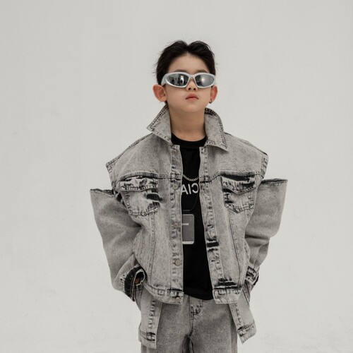 Boys' denim jacket for spring 2024, stylish children's top, casual outfit for middle-aged kids