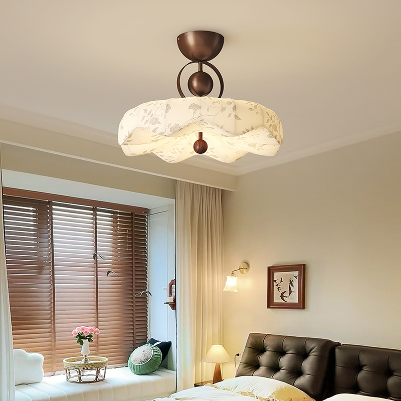 Tela de impresión de estilo medio, candelabro de techo de dormitorio principal retro de Song 2025 nueva lámpara de sala de libro de alta gama
