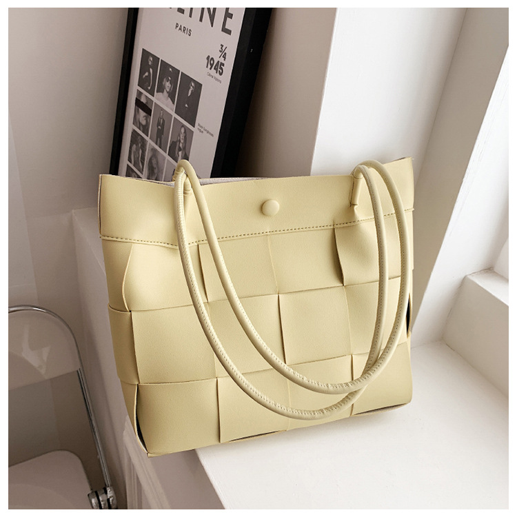 مجموعة جديدة من عبوات الموضة ذات سعة كبيرة، هي 2022 امرأة، مجموعة صغيرة من أغلفة الكتف الواحدة المصمَّمة تحت إبطها الصيفي pic 37