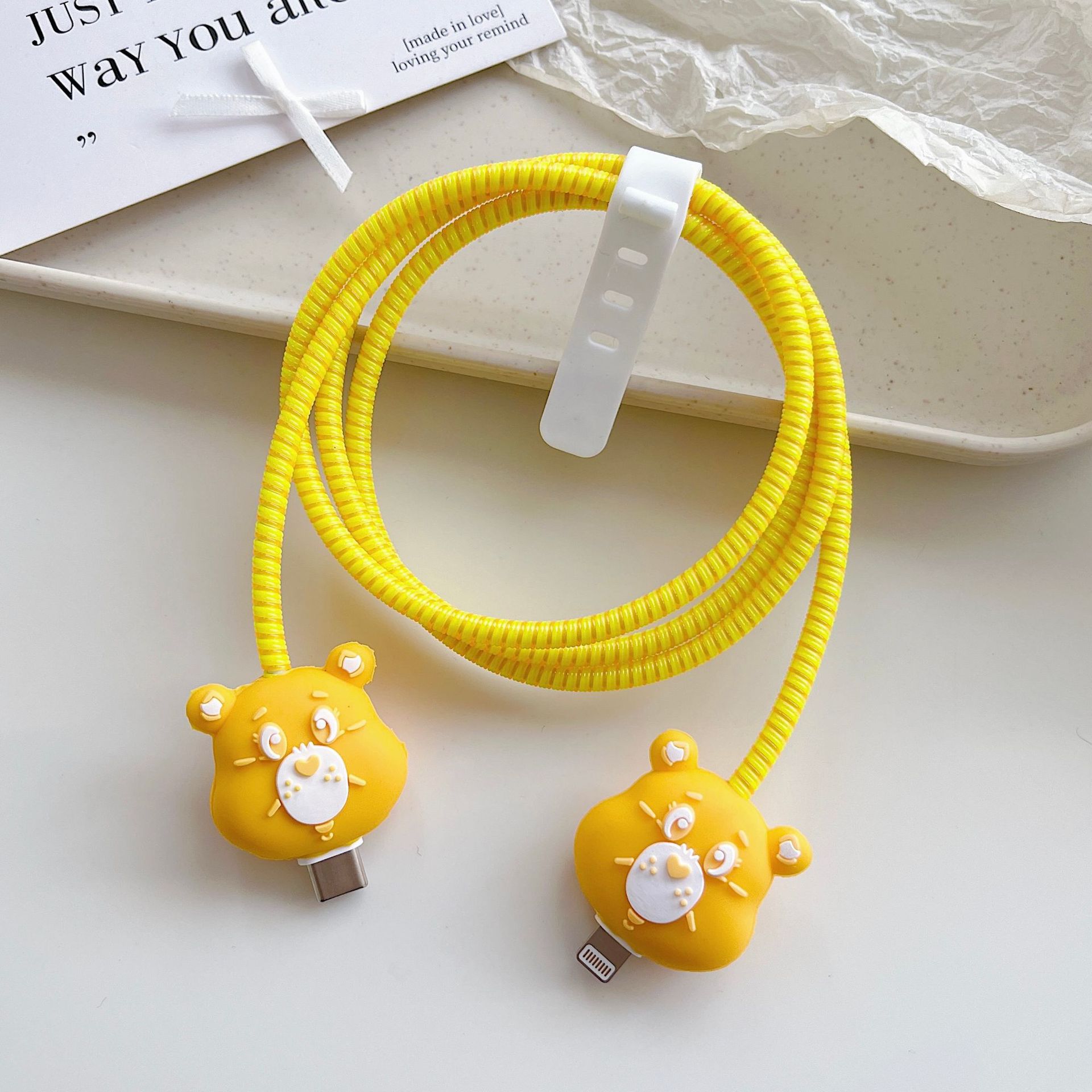Amazon cartoon cable de datos cubierta adecuada para Apple Android cable de datos de carga rápida cuatro piezas en stock al por mayor
