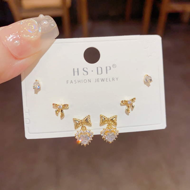 S925 aguja de plata micro incrustaciones de circón pendientes cortos pendientes de pelo corto japonés y coreano elegante todo-fósforo simple conjunto de tres piezas pendientes para las mujeres