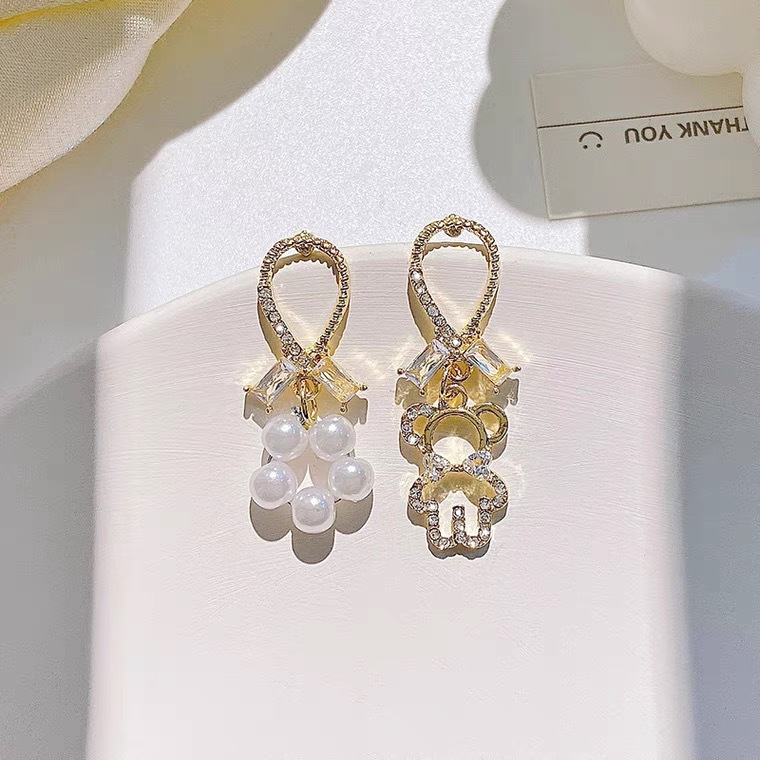 Cute Hollow Bear Asymmetrical Diamond Pearl Earrings display picture 1