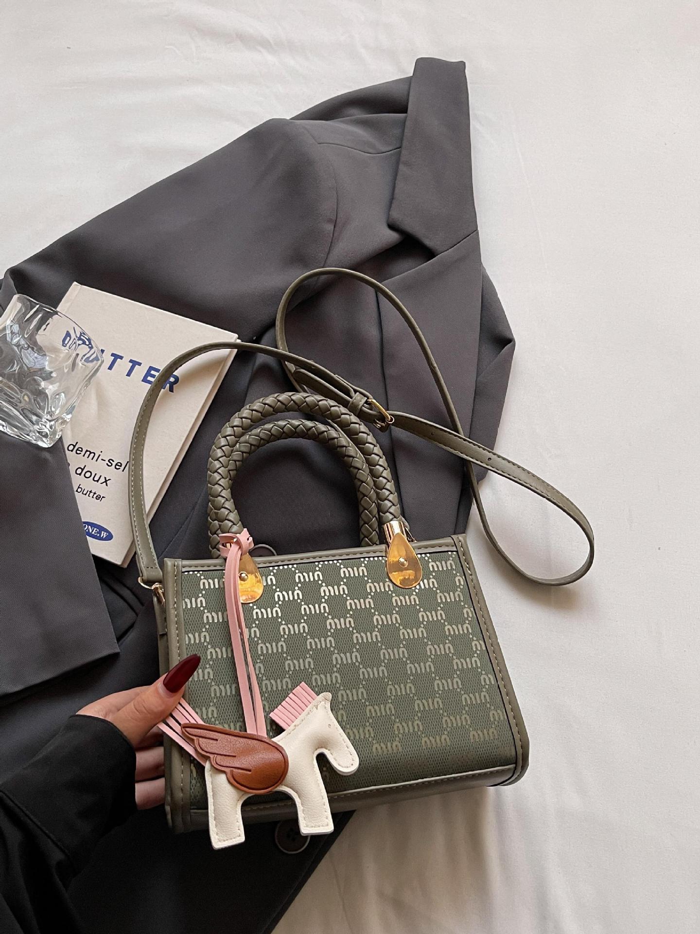 Estilo explosivo transfronterizo con un pequeño bolso cuadrado para mujer 2025 nuevo bolso de hombro tejido de todo fósforo de moda bolso de mensajero de moda