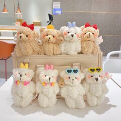 創意的な手は頬紅の熊のペンダントをします。