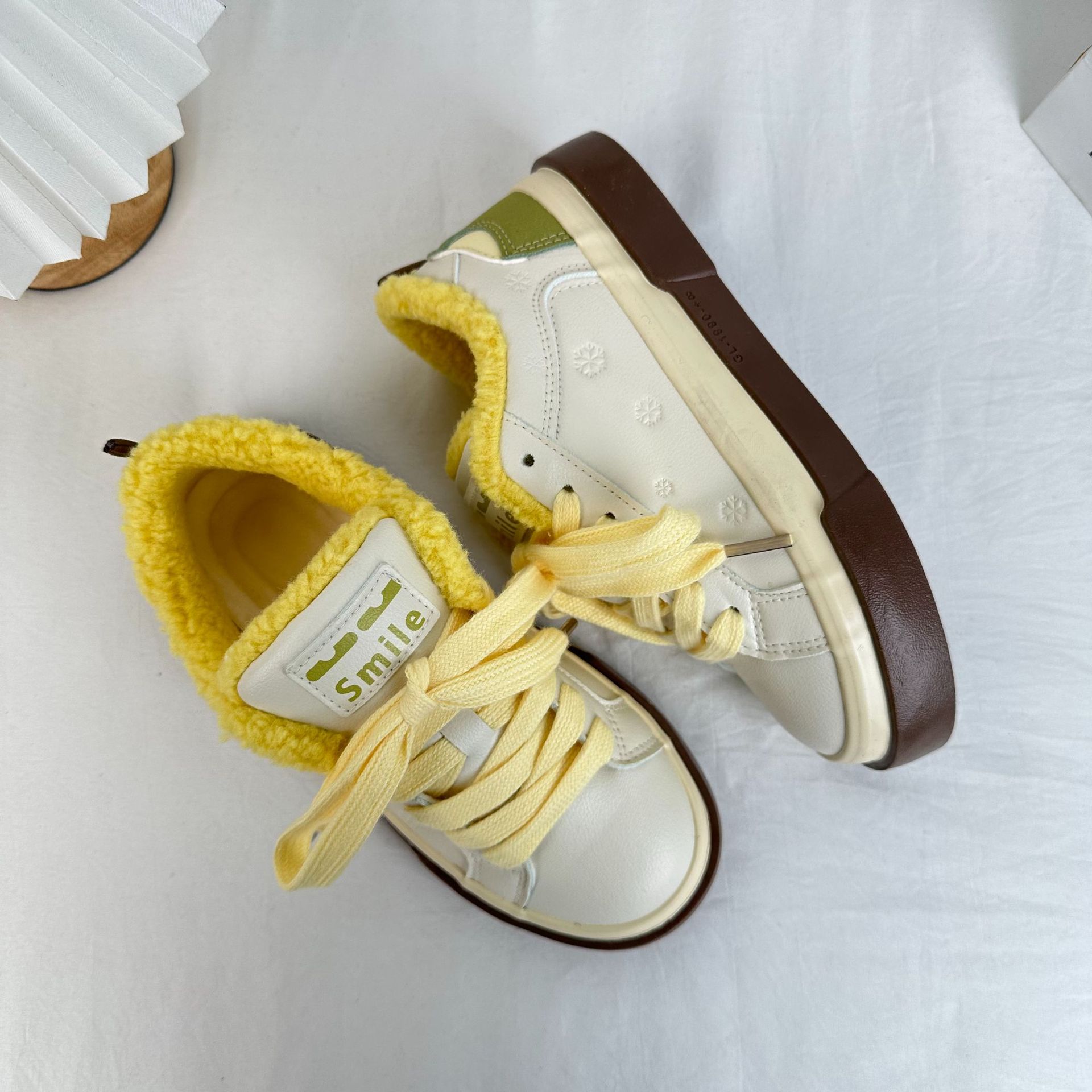 Yuanbo2025 invierno nuevo tipo de zapatos de lana para mujeres zapatos de lona calientes coreanos zapatos de algodón universal