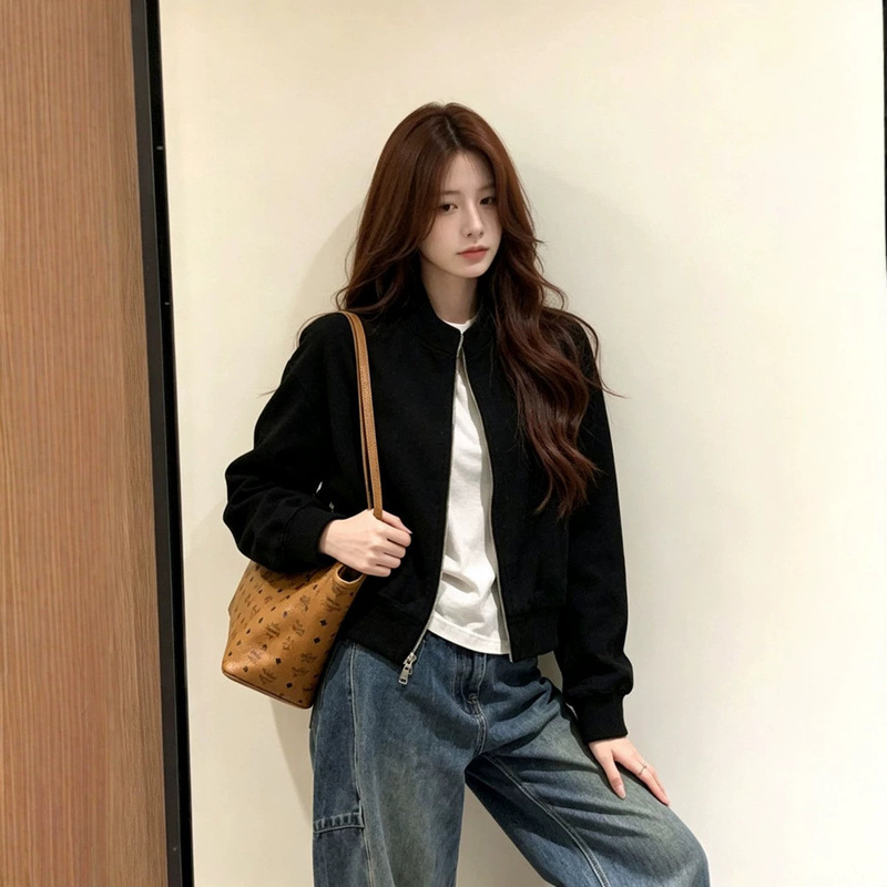 2026 early autumn new collection: a uniquely stylish and attractive short, stand-up collar black baseball jacket for petite women, in a lightweight design 2026 early autumn new collection: a uniquely stylish and attractive short, stand-up collar black baseball jacket for petite women, in a lightweight design