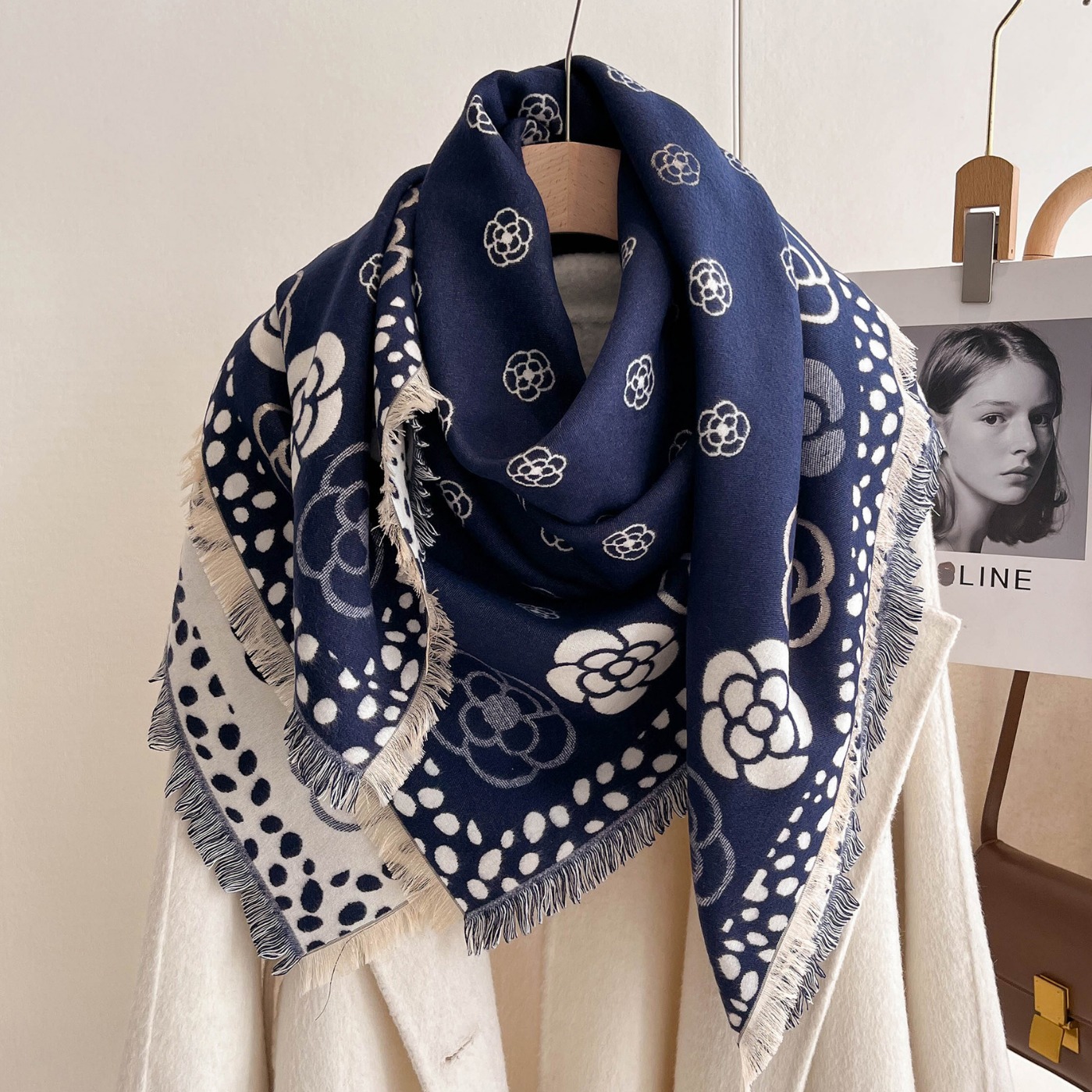 Camellia clásica bufandas de cachemira otoño y invierno versátiles engrosadas y cálidas con un pequeño pañuelo de viento fragante para mujeres