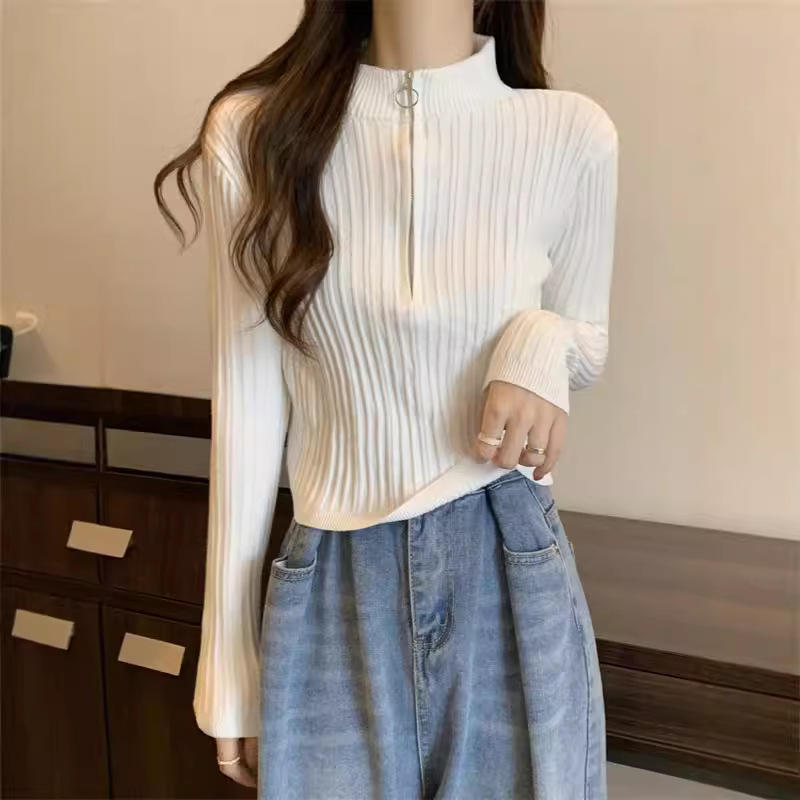 Knitted autumn short sweater with zipper