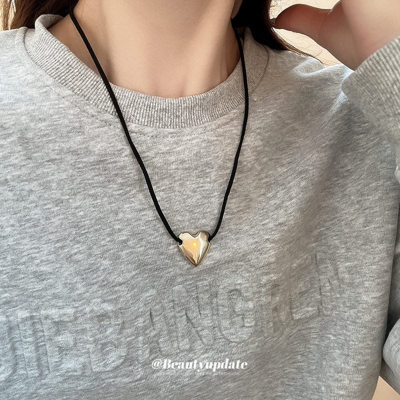 Nuevo producto Pliegues exagerados Amor Collar colgante Mujer Estilo dulce y fresco Cadena de clavícula de todo fósforo Lujo ligero Joyería de alta calidad al por mayor