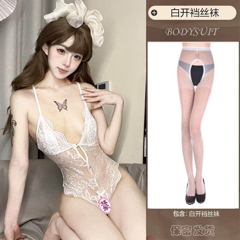 흰색 점프수트(가슴 패드 포함) + 흰색 오픈 양말