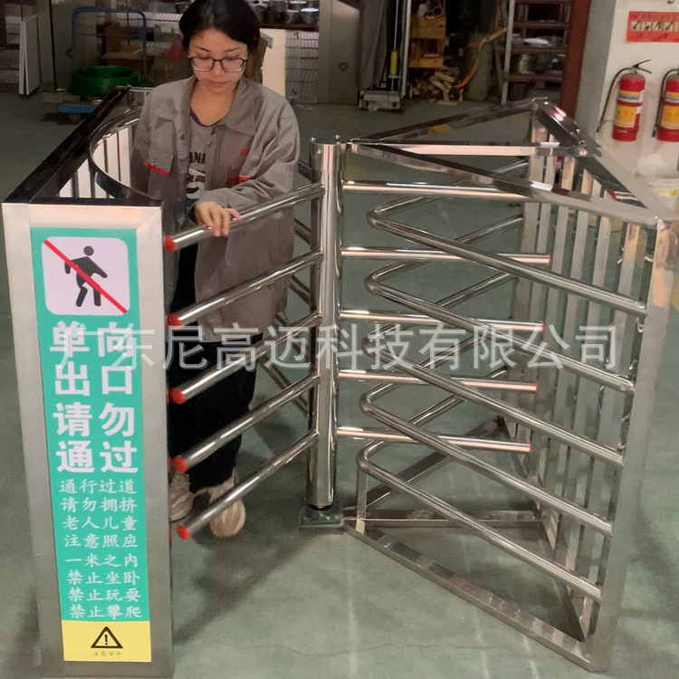 现货供应半高单向梳状门矩形不锈钢旋转道闸车站景区超市十字摆闸