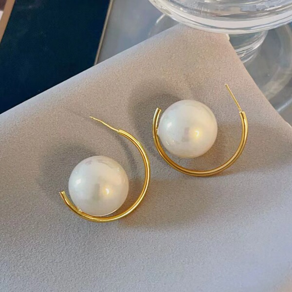 Elegant design sophisticated earrings from pearl