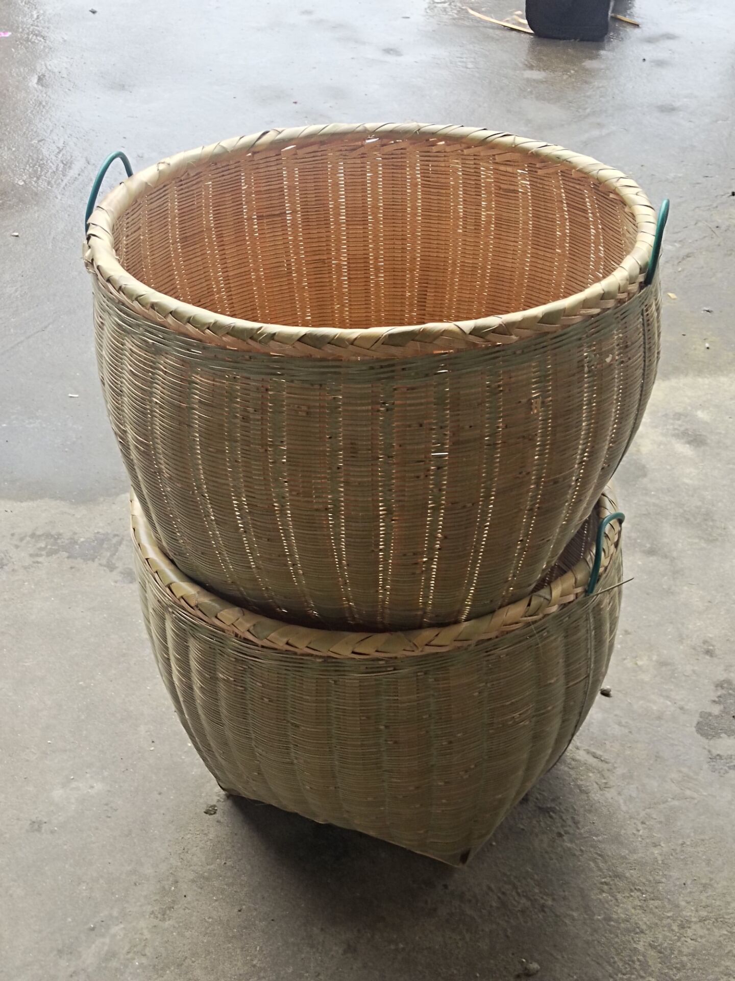 귀가 달린 중간 크기 바구니 한 쌍