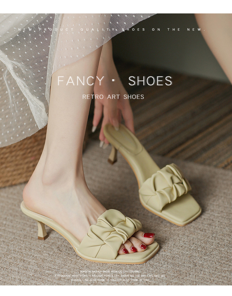 Zweilagige Hausschuhe aus Rindsleder, die im Sommer 2024 bei Frauen beliebt sind, mit Falten und einem geraden, schmalen Absatz, runder Spitze und offener Zehenpartie im koreanischen Stil_voghion.com