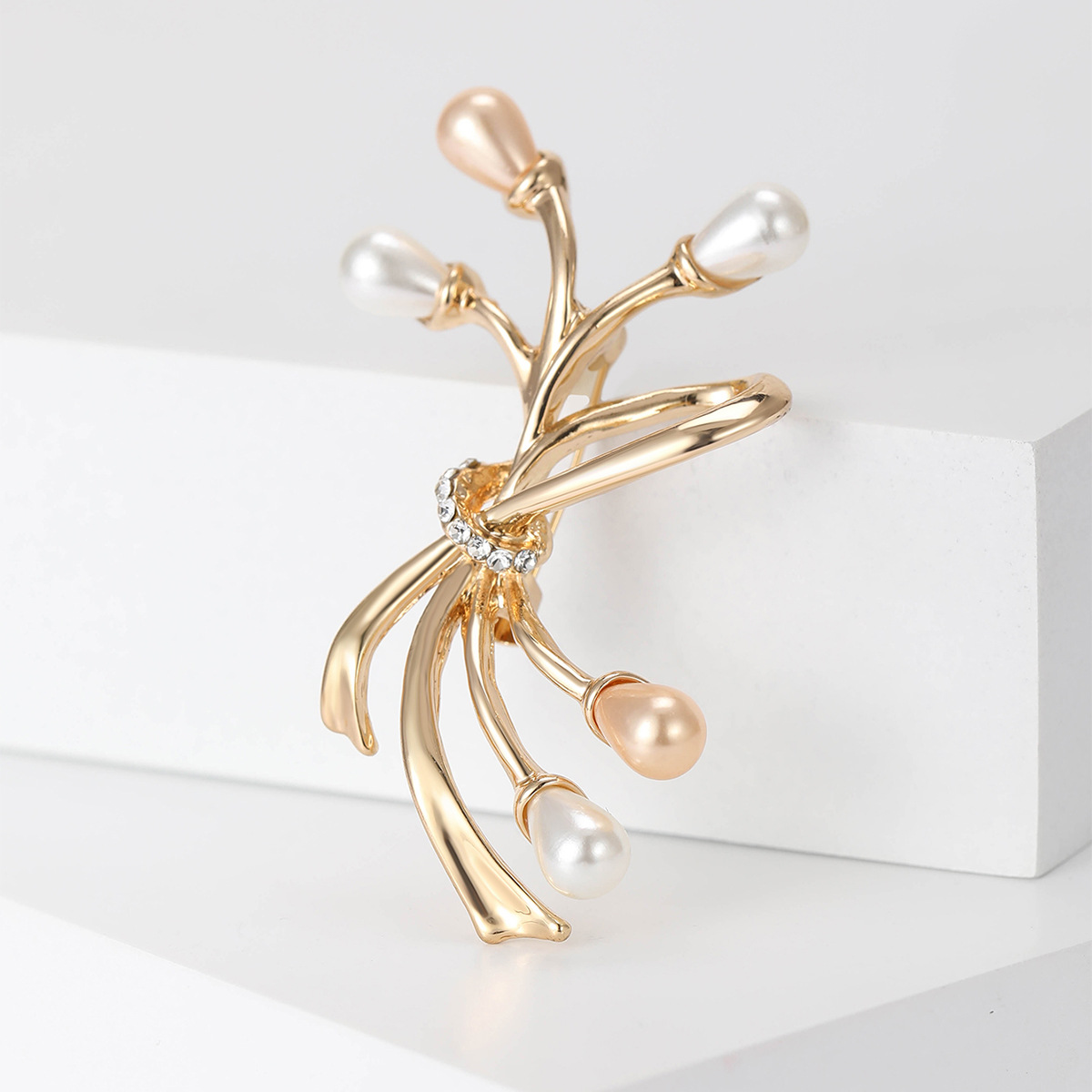 Elegant Einfacher Stil Bogenknoten Legierung Überzug Inlay Künstliche Perlen Strasssteine Frau Broschen display picture 4