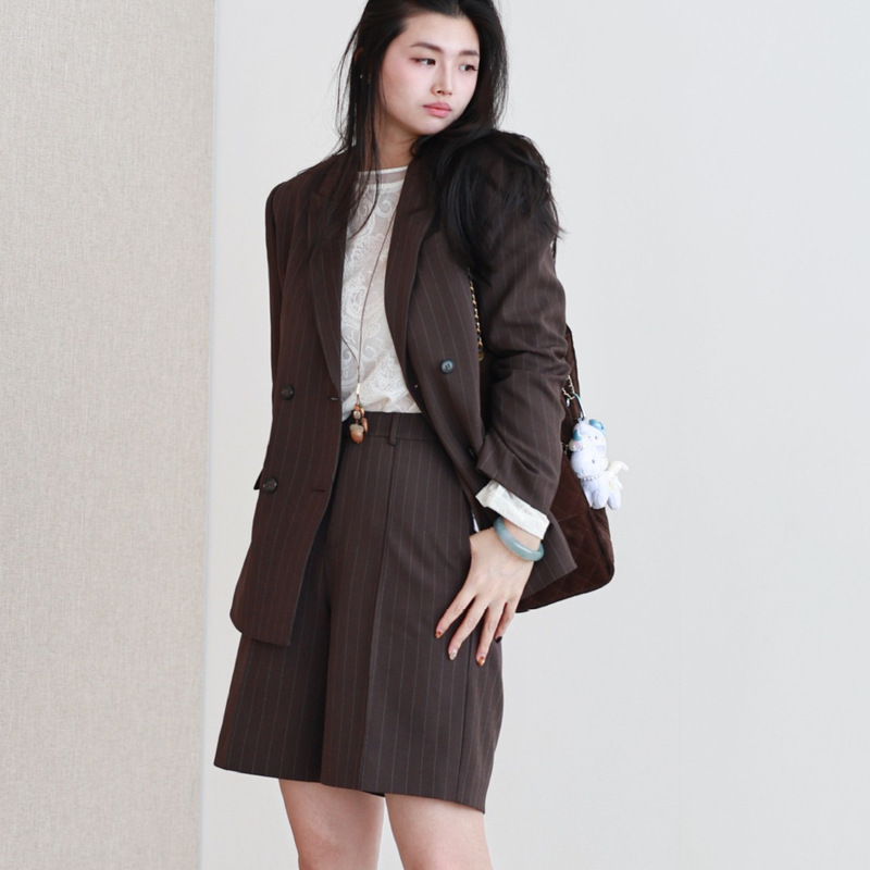 Intellectual Lady in British Style: Contrast Color Pinstripe Notch Lapel Blazer and Relaxed Old Money Style Wide-Leg Shorts Set