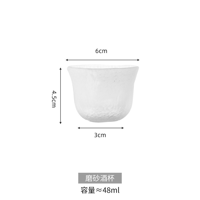 젖빛 작은 와인 잔