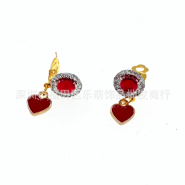 Cousin Dolly ear clip, a pair
