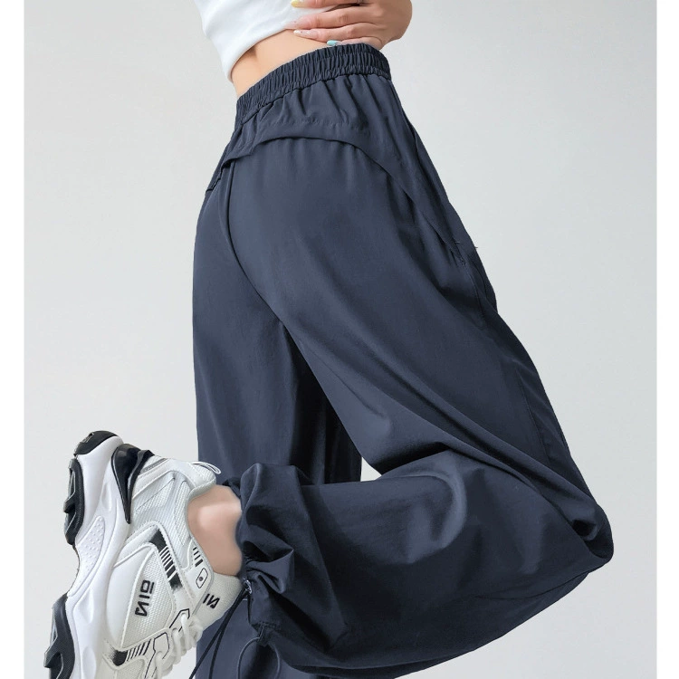Летние тонкие свободные утягивающие спортивные брюки из ледяного шелка для женщин, драпированные, с защитой от солнца, карго, широкие брюки для лета 2025