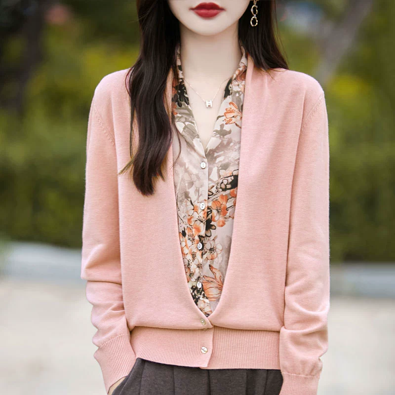 Фабрика оптом 2024 новый 16-контактный камвольный шерстяной рисунок чернилами поддельные две части жемчуга с длинными рукавами топ кардиган женский