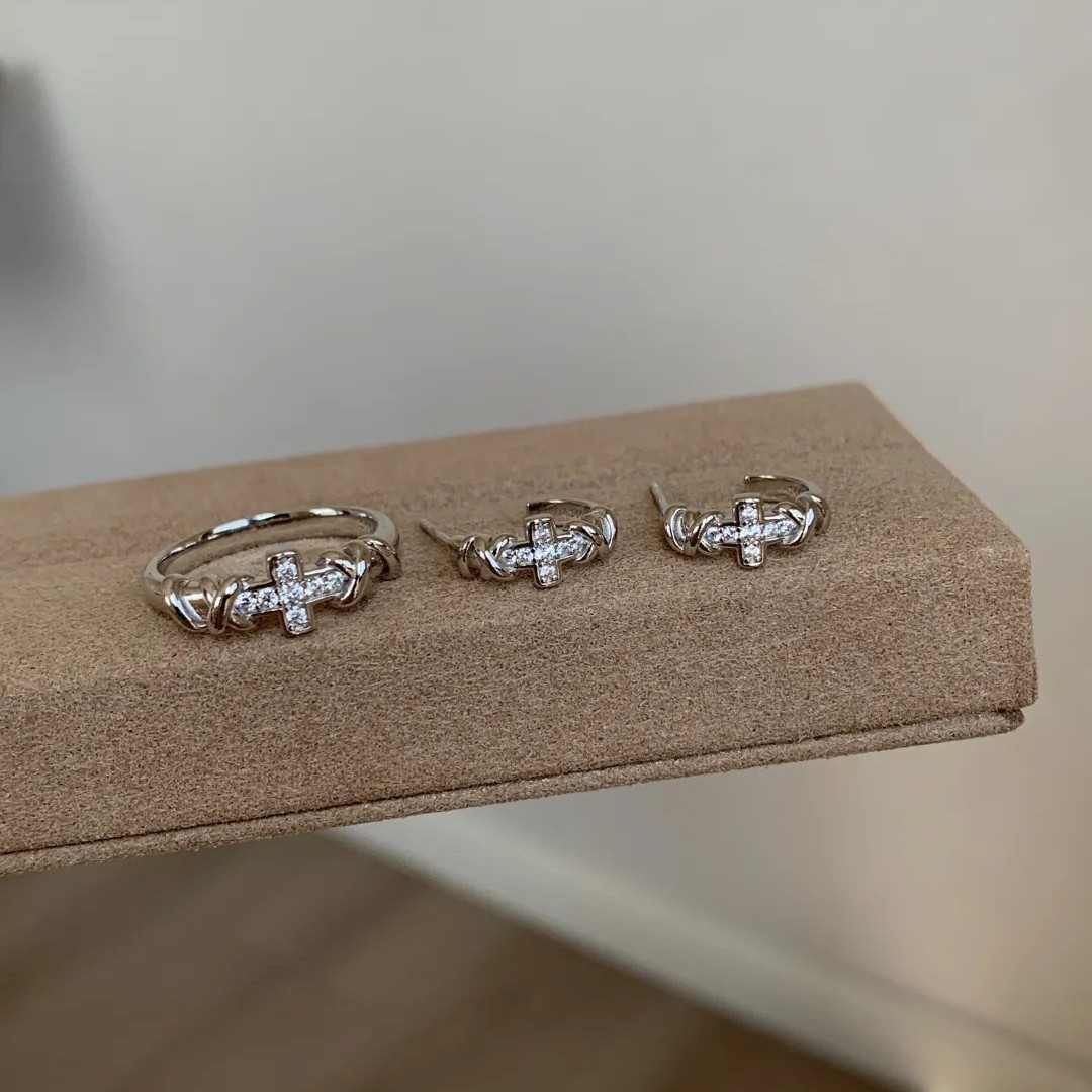 Light luxury unique personalized cross-strap ring, simple accessory with a high-end feel, zirconia-studded women's earrings