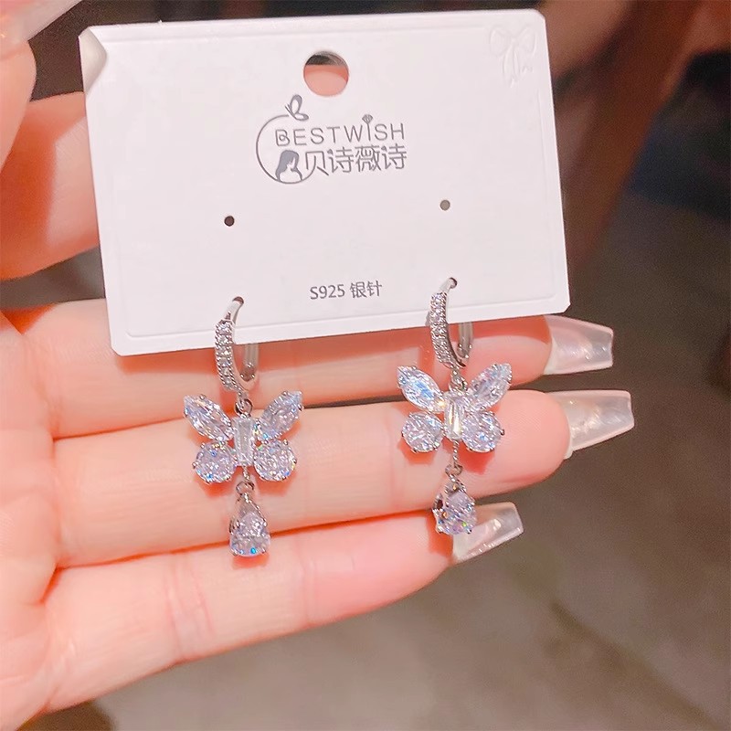 S925 aguja de plata Luz de lujo nicho pendientes de perlas de alto grado versátil elegante exquisito diamante incrustado arco pendientes